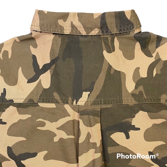 HARLOW Cropped Camo Button Down Shirt - Picture 3 of 4